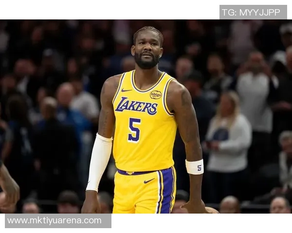 湖人新更衣室揭秘詹姆斯柜内浓眉球衣悬挂引发球迷热议